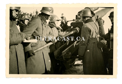 Crewman Loading Shell in 15 cm sFH 18 Artillery Gun, WW2, Original WW2 Photo