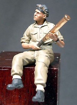 Wee Friends 35018  - Desert Re Arming Soldier No. 2