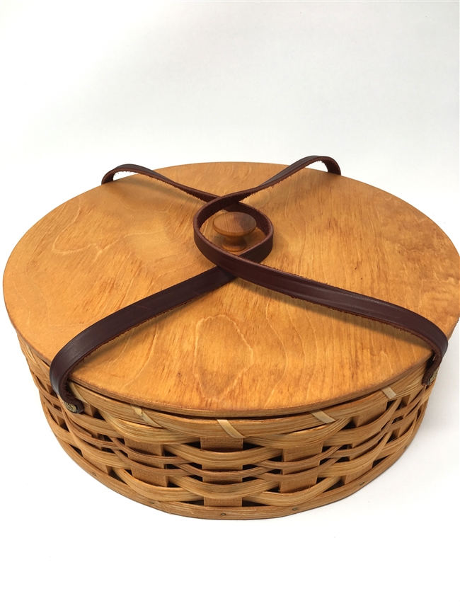 Beautiful Amish-made covered pie basket. This basket is completely handmade by Sara and Lydia, two lovely Amish ladies located in southern Minnesota.