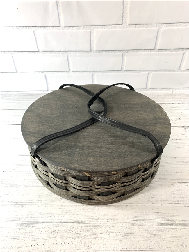 Beautiful Amish-made covered pie basket. This basket is completely handmade by Sara and Lydia, two lovely Amish ladies located in southern Minnesota.