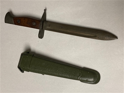 ITALIAN ARMY COMBAT KNIFE WITH LEATHER SCABBARD.