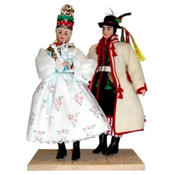 The Krakow costume is considered to be Poland's national folk costume and is certainly the best known.  Our couple are dressed in the traditional wedding costumes from Krakow.  Notice the emphasis on white in both the bride's dress and the groom's coat.
