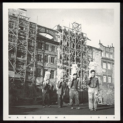 The Old Town Square - Rynek Starego Miasta - Markplatz der Altstadt.  Polish workers carrying bricks during the rebuilding of  the Old Town Square in Warsaw.  Old Town had been totally destroyed at the end of WWII.  Historical Black and White Photo Postca