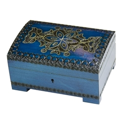 This beautiful locking box is made of seasoned Linden wood, from the Tatra Mountain region of Poland.  The skilled artisans of this region employ centuries old traditions and meticulous handcraftmanship to create a finished product of uncompromising quali