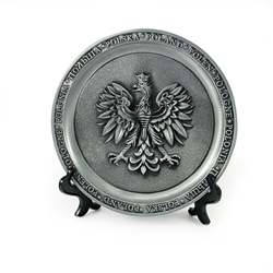 Nicely decorated plate with a pewter finish featuring the Polish Eagle and the word Poland in six languages around the rim.
Plastic stand included.