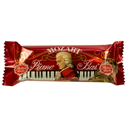 Gourmet pistachio marzipan, velvety hazelnut nougat from handpicked and freshly roasted hazelnuts, blended with crisped rice, and covered with a delicious layer of milk chocolate.