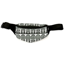 Darling fanny pack decorated with a Kurpie floral design. 100% polyester and plastic lined. Adjustable heavy duty woven belt. Made in Poland.