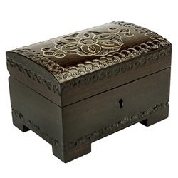 This beautiful locking box is made of seasoned Linden wood, from the Tatra Mountain region of Poland. The skilled artisans of this region employ centuries old traditions and meticulous handcraftmanship to create a finished product of uncompromising qualit