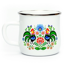 Enameled mugs are a return to your roots. Every grandmother had or even still has enamel pots because they are very durable. Decorated in a traditional Lowicz floral pattern.