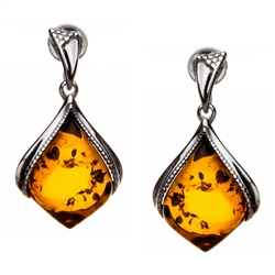 Amber (Bursztyn in Polish) is fossilized tree sap that dates back 40 million years. It comes from all around the world, but the highest quality and richest deposits are found around the Baltic Sea.