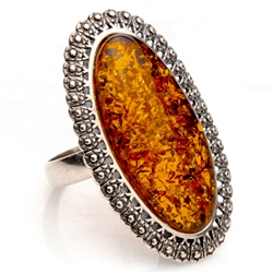 Honey colored amber and sterling silver oval ring. &#8203;Size approx. 1.5" x .9".&#8203;