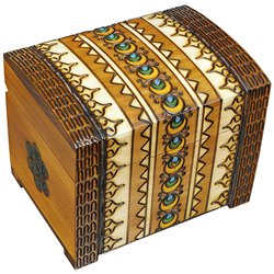 New Sacz is a small town in the mountains, after which this box is named. The style is natural with elaborate detail, with deep roots in the old traditional Polish style. This wooden box features peacock feather eye motifs with acrylic painted accents