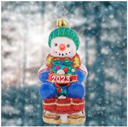 This little snowman is riding his toboggan sled into the Christmas season, looking forward to more winter fun before the holidays are all done!
DIMENSIONS: 4.25 in (H) x 2.75 in (L) x 2 in (W)