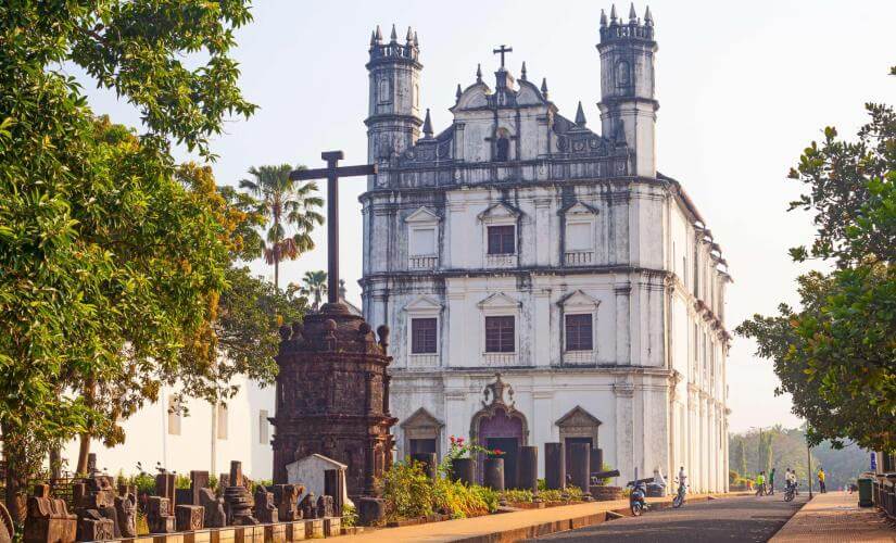 Goa Old Quarter Walk, Spice Plantation, Basilica, and Hindu Temple