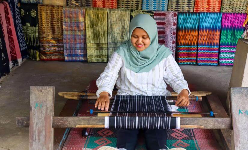 Indonesian Island Sightseeing and Lombok Highlights with Lunch