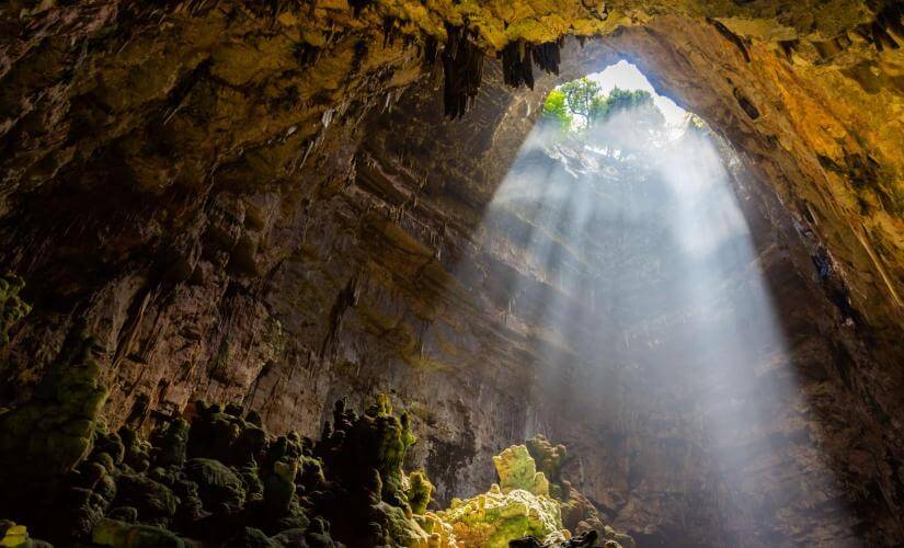 Polignano a Mare and Bari's Castellana Caves with Transfer