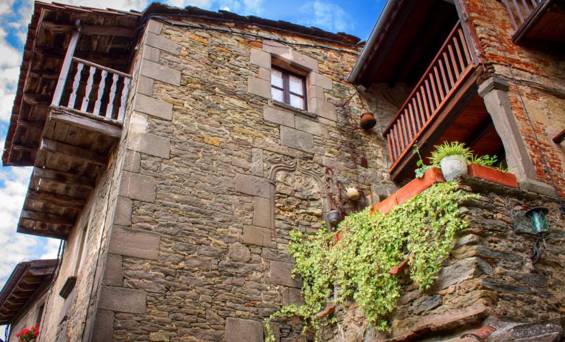 Medieval Villages of Besalu, Rupit and Tavertet Day Trip Small Group from Barcelona