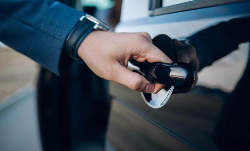 Private Keflavik Airport Transfer to Reykjavik Hotel with Hallgrimskirkja Stop (Pre Cruise)