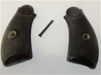 Harrington & Richardson  Top Break Grips
â€‹.32 Cal, 6 Shot,  "Target" Logo
 From Top Break Believed To Be 2nd Model, 3rd Variation
â€‹Patent Dates May 14 & Aug 6, 89  April 2, '95  April 7, 1896