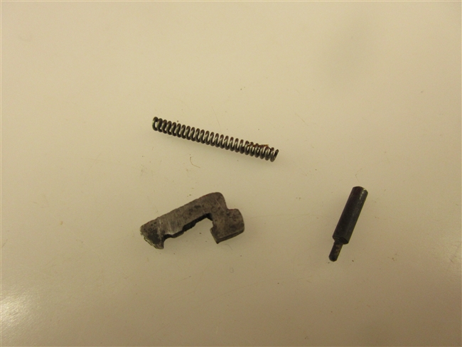 Remington Nylon 66 / 77 Extractor Assembly
â€‹Extractor, Plunger And Spring