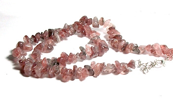 A123-06 STONE CHIP NECKLACE IN STRAWBERRY QUARTZ