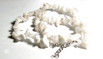 A123-15 STONE CHIP NECKLACE IN MOONSTONE