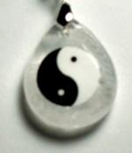 YY89-10 STONE PENDANT IN YIN YANG IN CLEAR QUARTZ