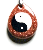 YY89-40 STONE PENDANT IN YIN YANG IN GOLDSTONE