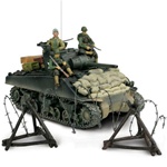 US M4A3 Sherman Medium Tank with 3 Figures - Unidentified Unit, Normandy, 1944 [D-Day Commemorative Packaging]