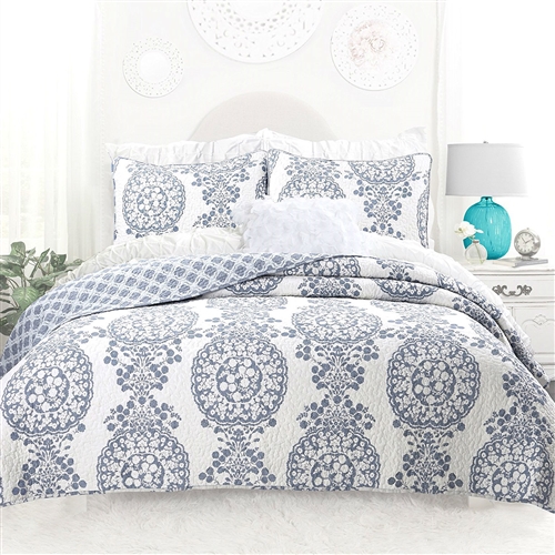 Full / Queen 3-Piece Reversible Cotton Quilt Set with White Blue Floral Medallion Pattern