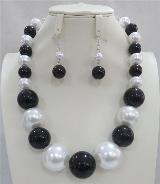 Simple Black & White Pearl Silver Toned Necklace Set