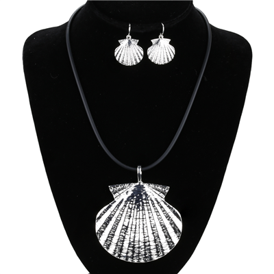 THE SHELL NECKLACE SET