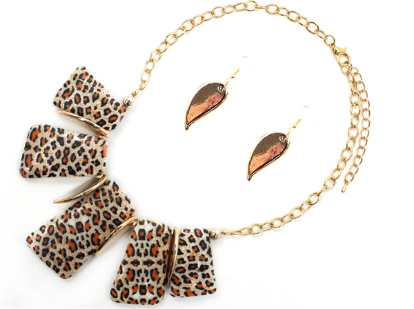 Unique & Stylish Leopard Print Stone & Winged Charms Gold Necklace Set