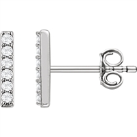 This vertical diamond stud features 6 stacked diamonds in each ear, shining and shimmering with round brilliant shine.