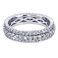 This 14k white gold diamond eternity band features 1,40 carats of round brilliant diamonds with three rows of round brilliant diamonds.