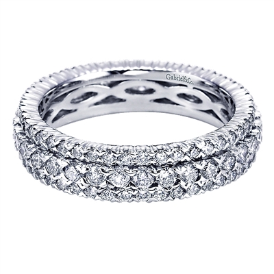 This 14k white gold diamond eternity band features 1,40 carats of round brilliant diamonds with three rows of round brilliant diamonds.