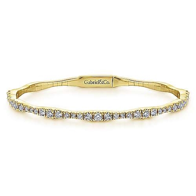 This artful 14k yellow gold diamond bangle features over one carat of gradated round diamonds.
