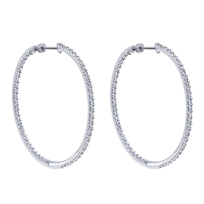 This modern twist on a traditional favorite features 1.62 carats of round brilliant diamonds shimmering all the way around these 14k white gold diamond hoop earrings.