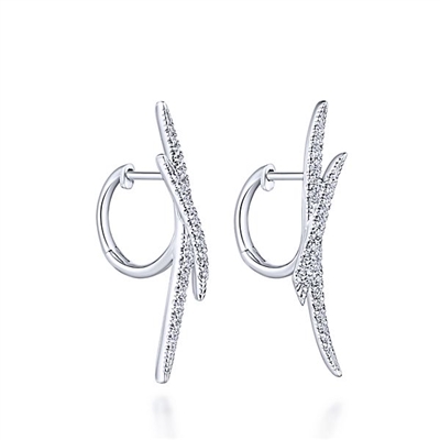 In 14k white gold, with 0.41 carats of rund brilliant diamonds, these diamond drop earrings feature some attitude.