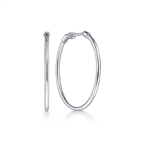 This stunning pair of 14k white gold hoop earrings feature a screw in post for security and a shimmering finish.