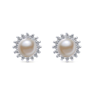 This beautiful pair of 14k white gold diamond stud earrings feature pearls and diamonds.