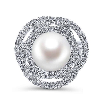 This 14k white gold diamond ring features a pearl swimming in the center of a swirling diamond halo.