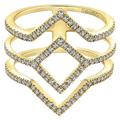 This 14k yellow gold diamond ring features diamonds.