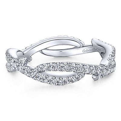This twisting diamond ring features shining diamonds.