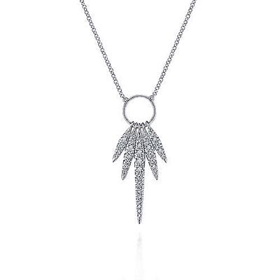 This 14k white gold diamond necklace features 0.47 carats of diamond shine.