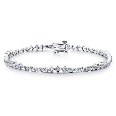 A 14k white gold diamond tennis bracelet featuring round brilliant diamonds in a vintage setting.