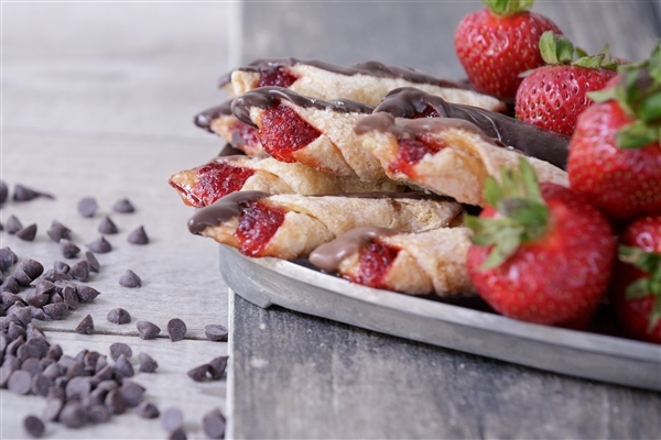 Small Chocolate Dipped Strawberry Kiffle Tin