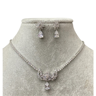 SILVER FLOWER NECKLACE