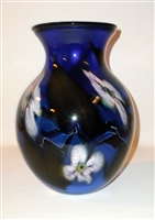 Charles Lotton Vase
Cobalt Blue with Pink, hint of blue Multi flora
Aprox Size 10.5 by 7.5
Large Masterpiece.
Signed Charles Lotton
Dated 2019