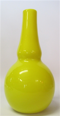 Charles Lotton Bud Vase Yellow Nu 26 V
Beautiful Museum Quality.
Yellow is one of the most difficult colors to make
the Very Best.
Size 9 by 4.5
Signed Charles Lotton, Dated 2008